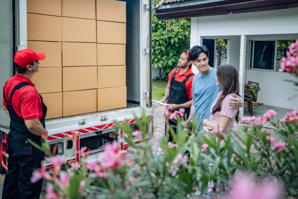 Residential movers in Los Angeles helping a couple move their belongings